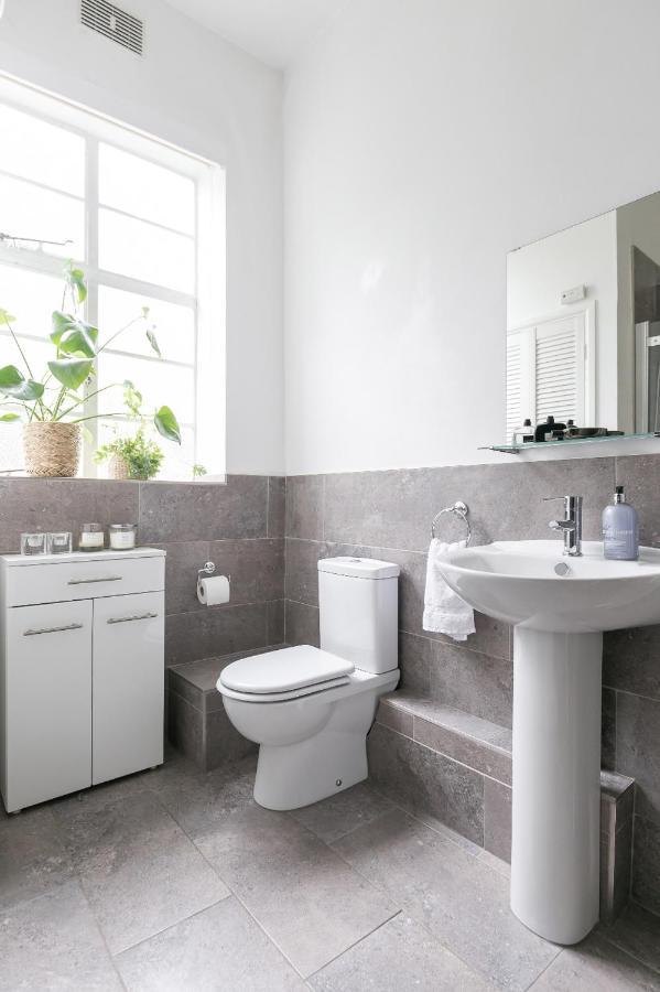 Chic 1 Bedroom Apartment In Bloomsbury, Sleeps 4 London Eksteriør billede