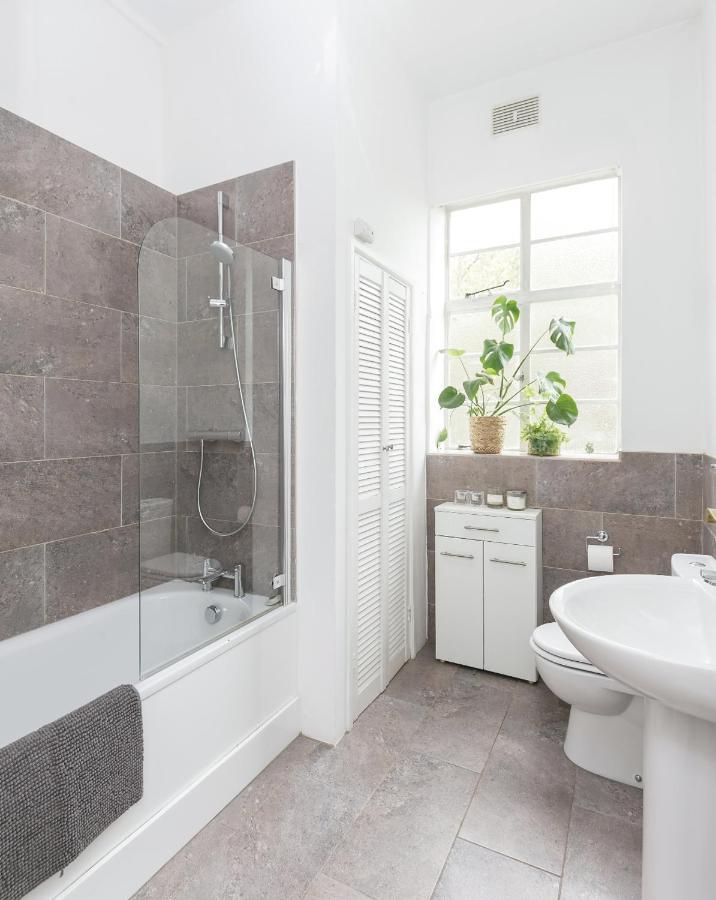 Chic 1 Bedroom Apartment In Bloomsbury, Sleeps 4 London Eksteriør billede